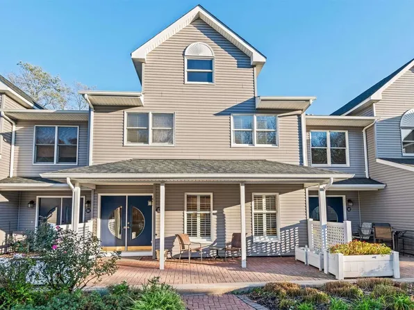 13 Courtyard Circle #13, Centerport, NY 11721
