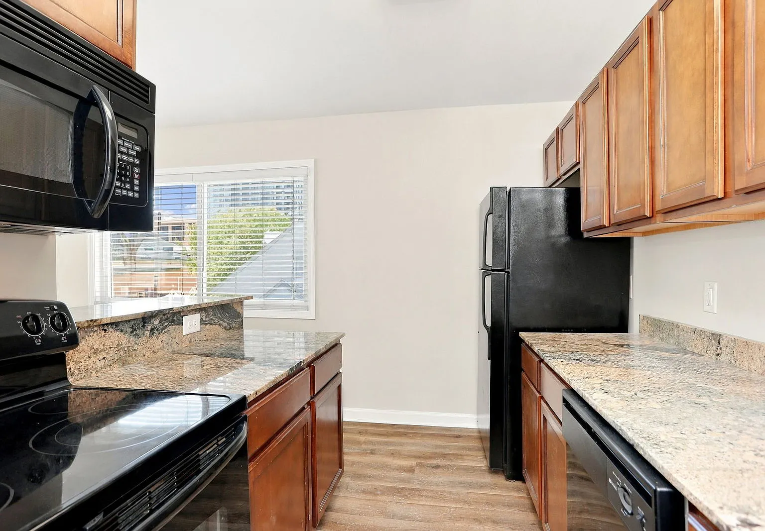 1 bed, 1.0 bath, 600 sqft, $1,295 — Photo 4