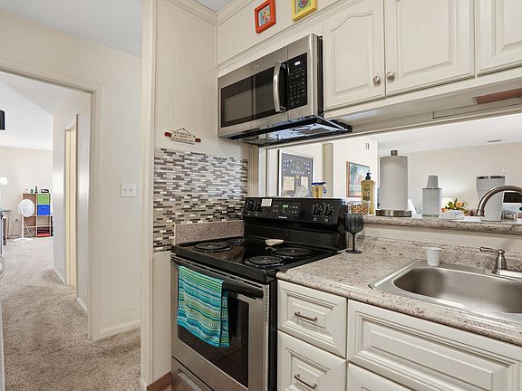 5th image of 403 Marshall Ct NW Unit 6