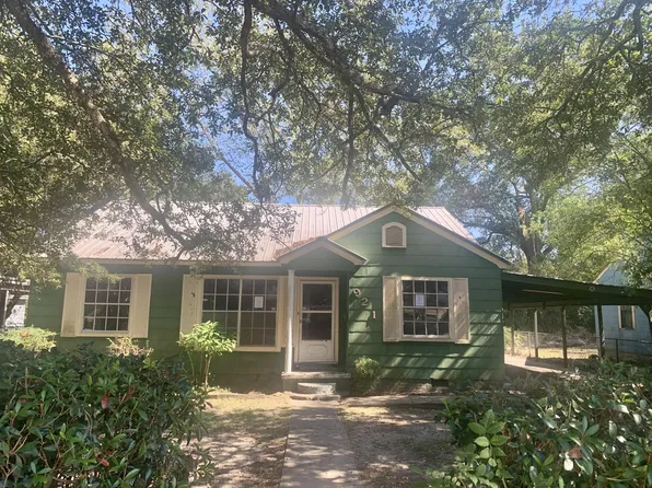 921 Poplar Dr, Laurel, MS 39440