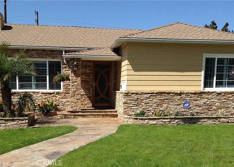 805 N Brighton St — Photo 1