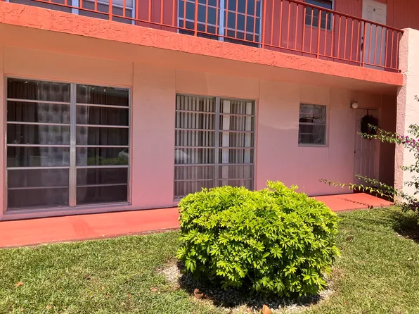 17 Golfs Edge APT D, West Palm Beach, FL 33417