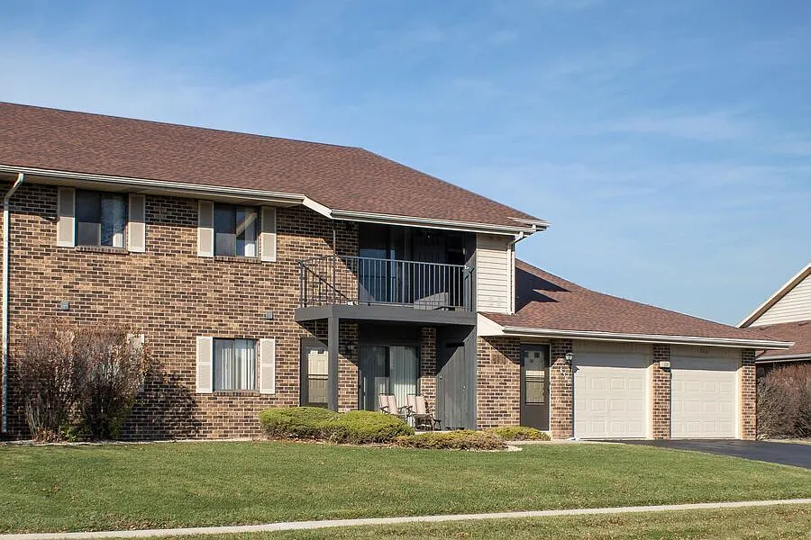 Spacious 2-Bedroom Apartment in Kenosha Great Location! — Photo 2