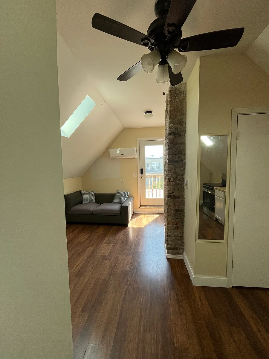 Building Photo - 3517 W Melrose St #2