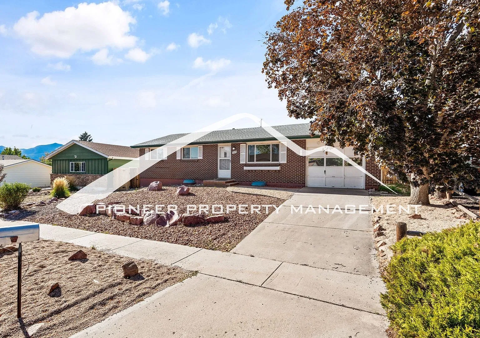 Spacious Ranch Home with Finished Basement, 1 Car Garage and Fully Fenced Backyard — Photo 1