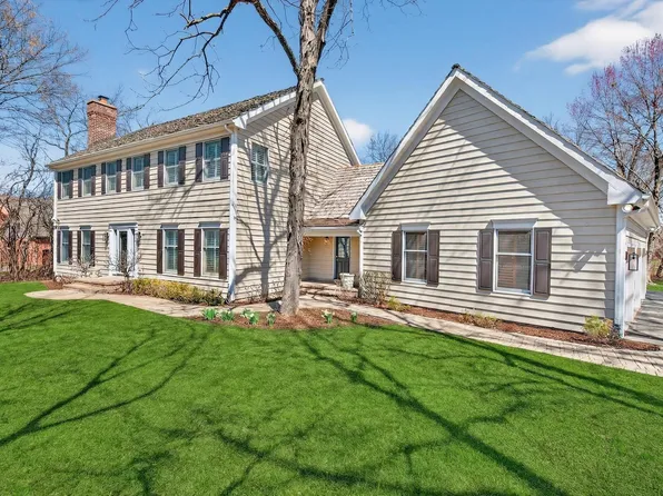 25138 N Pawnee Rd, Barrington, IL 60010