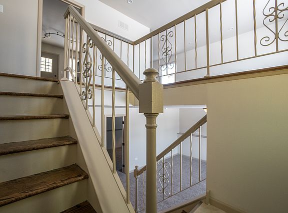 4th image of 16532 Prairie Ave