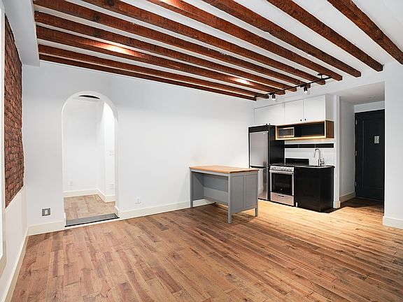 3rd image of 152 W 49th St
