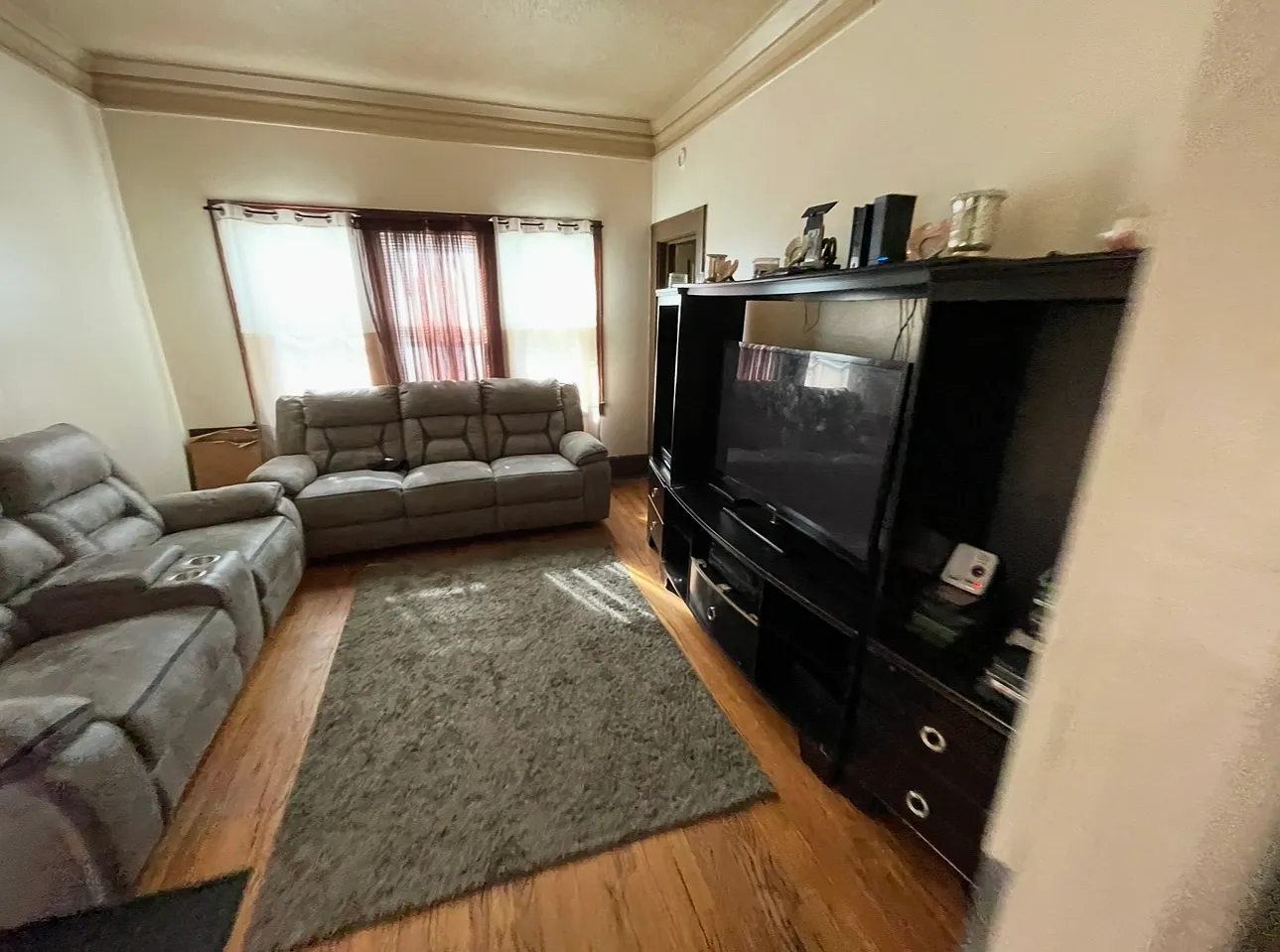 3 bed, 950 sqft, $998 — Photo 2