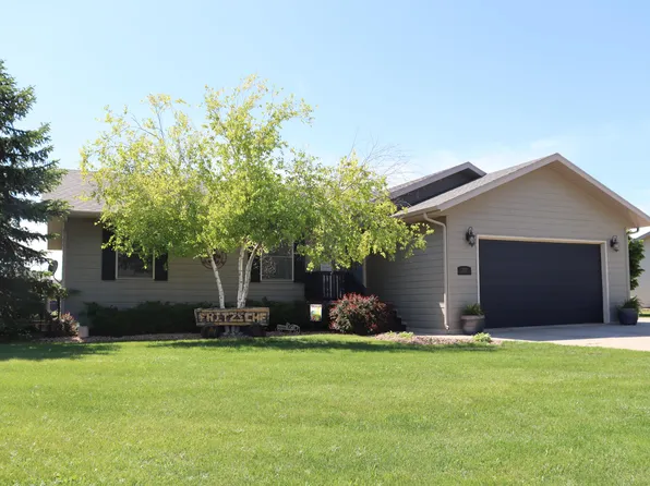2473 Prairie Green Dr, Huron, SD 57350