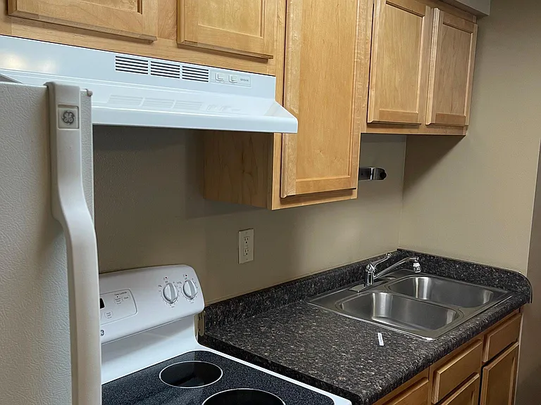 340 E Burlington St #2 — Photo 4