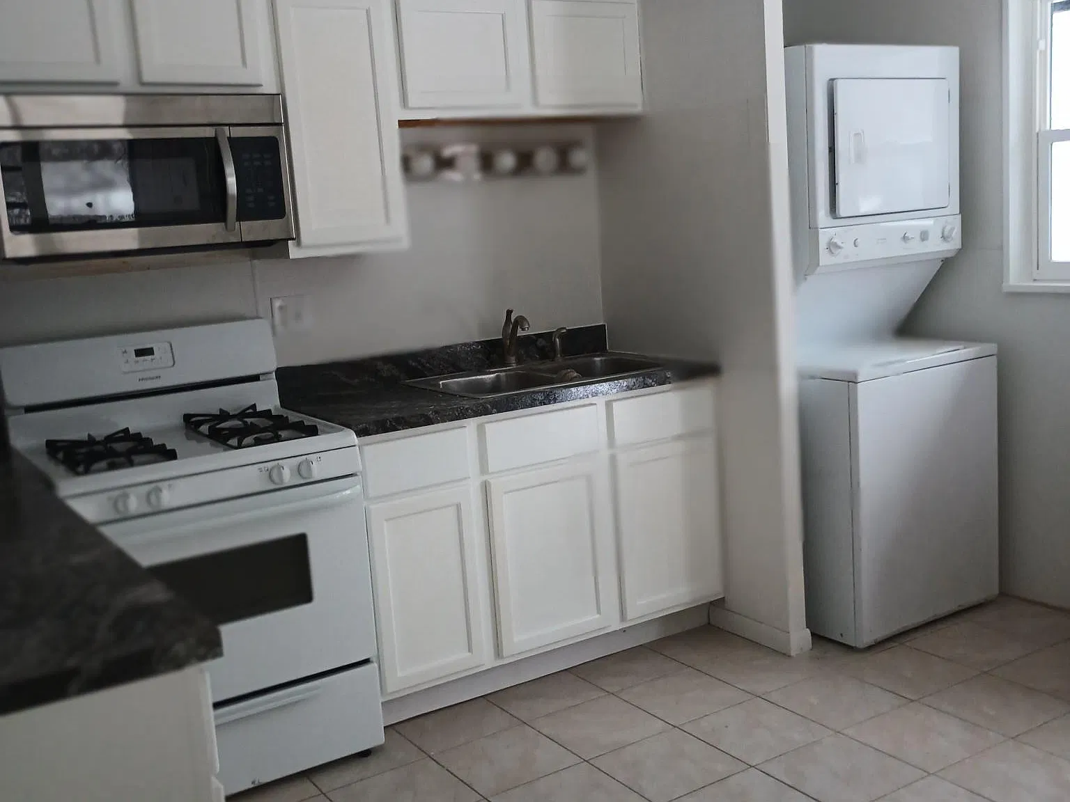 4 bed, 1295 sqft, $3,295 — Photo 2