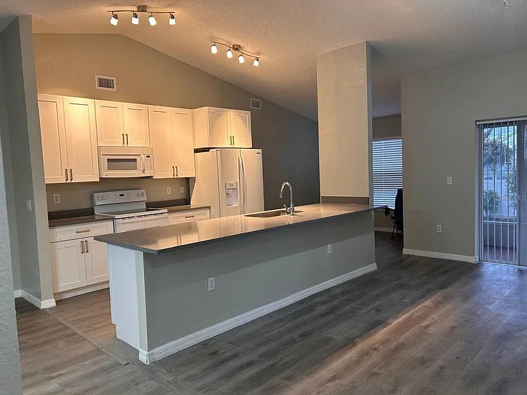 669 Sierra Cir — Photo 4