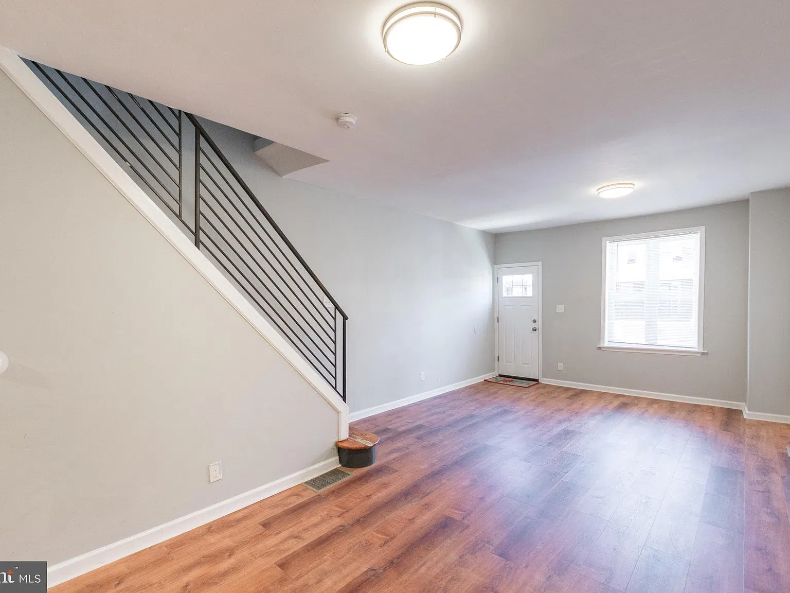3 bed, 1.0 bath, 940 sqft, $1,575 — Photo 3