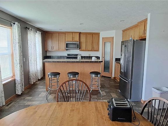 4th image of 118 Sanders St