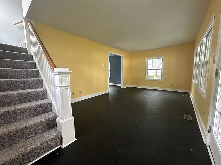 275 Goodview Ave — Photo 16