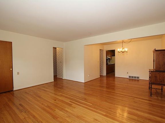 4th image of 494 Coachman Ct
