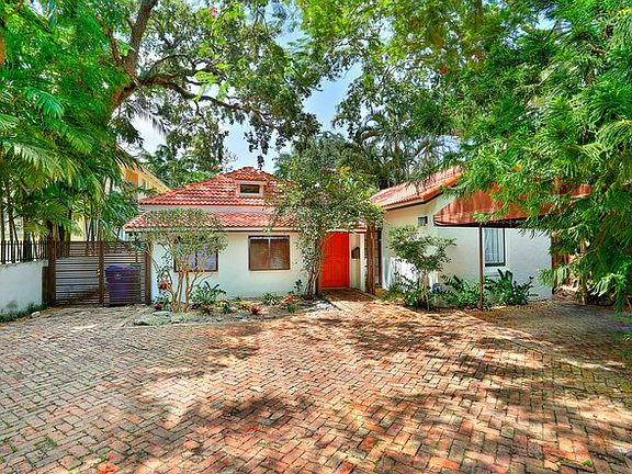 2nd image of 3633 Poinciana Ave