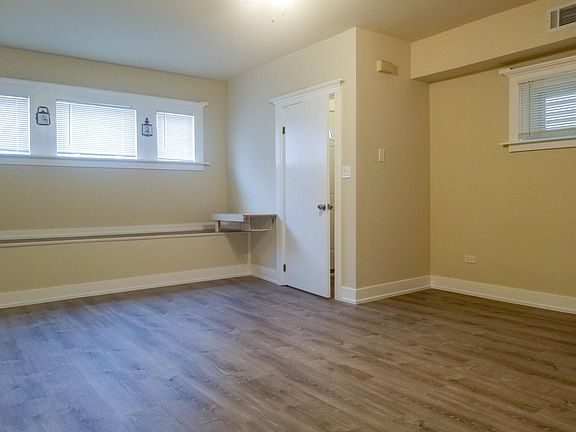 5th image of 2927 W Belmont Ave