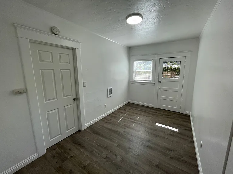417 W 10th St — Photo 10