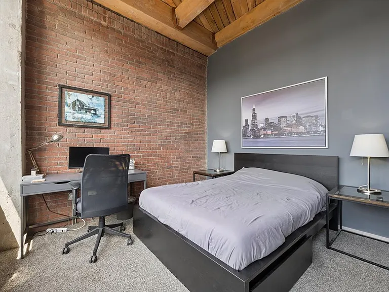 1040 W Adams St #402 — Photo 12