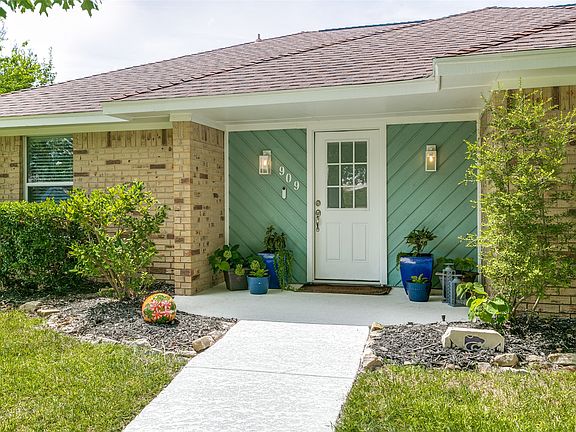 4th image of 909 Hillside Ln