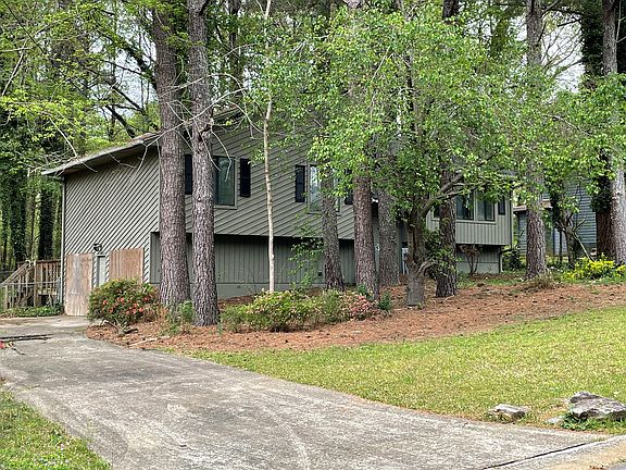 3rd image of 4017 Leicester Dr NE