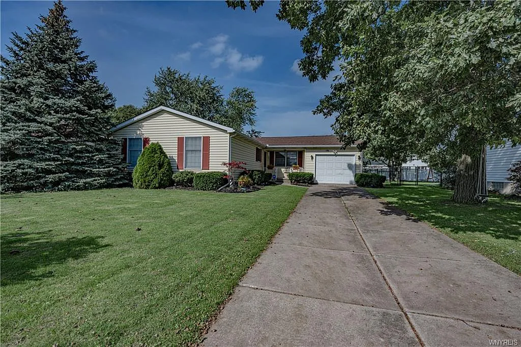 126 Continental Dr photo 1