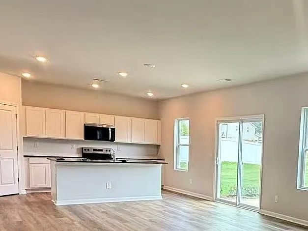 4 bed, 2500 sqft, $2,300 — Photo 2