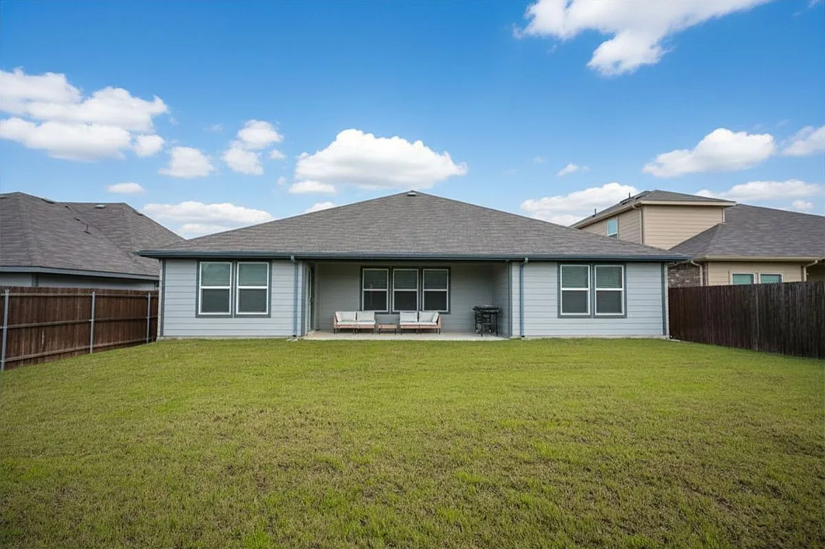 4 bed, 2.0 bath, 2172 sqft, $2,800 — Photo 3