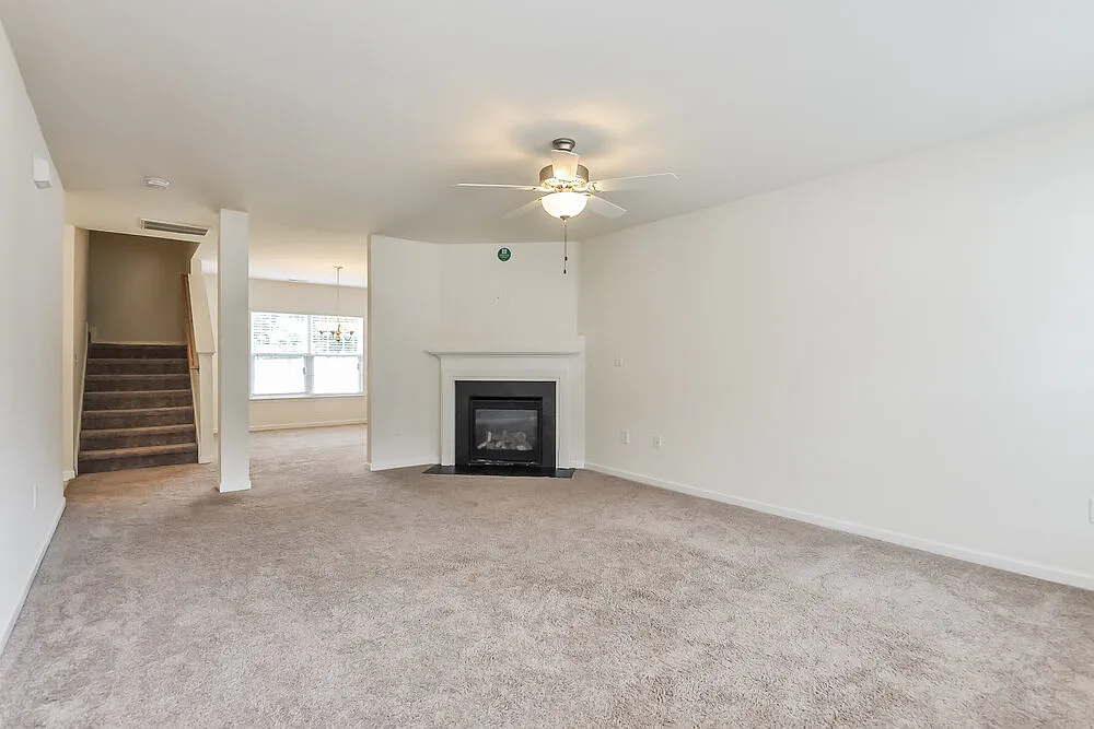 4 bed, 2.5 bath, 2060 sqft, $2,015 — Photo 4