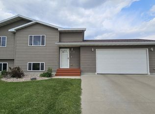 906 16th Ave SW, Aberdeen, SD 57401