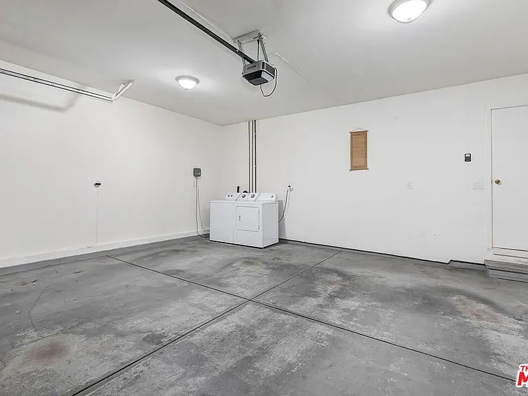 17322 Martha St — Photo 23