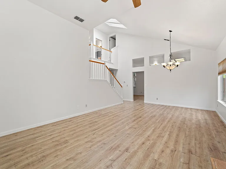 359 Seaton Dr — Photo 8