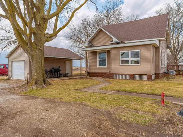 403 W Delavan St, New Holland, IL 62671