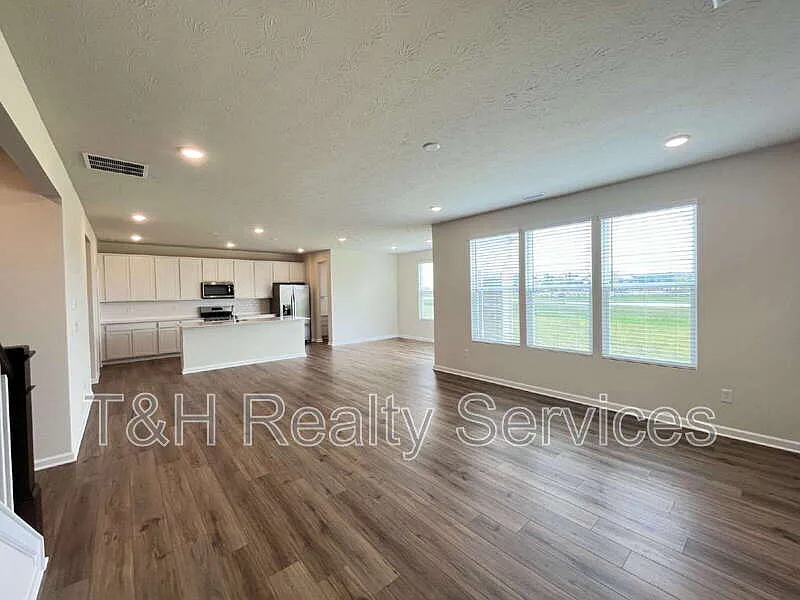 4 bed, 2.5 bath, 2895 sqft, $2,900 — Photo 4