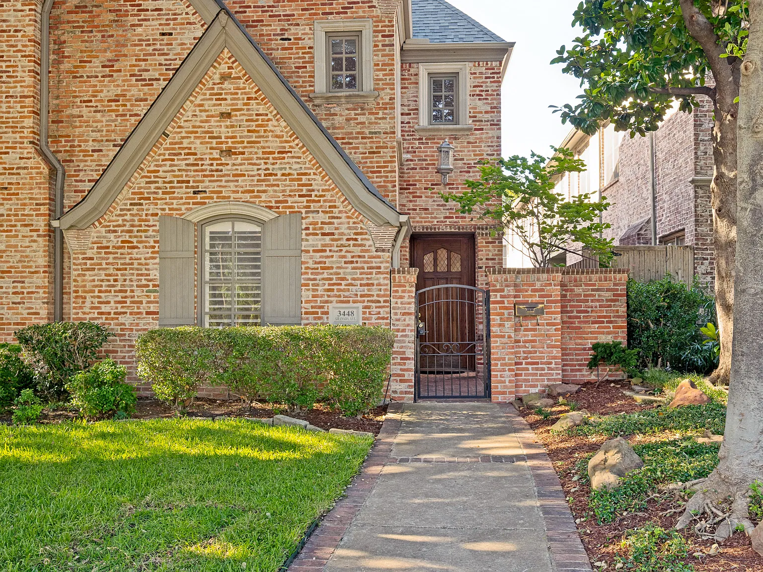 4 bed, 3.5 bath, 3352 sqft, $9,000 — Photo 2