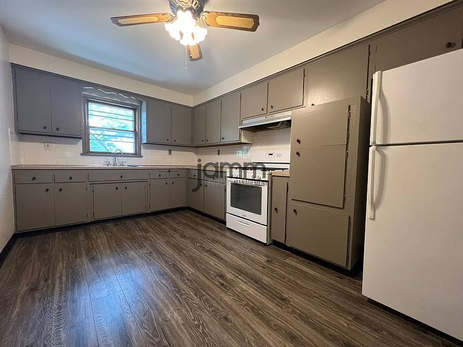 Euclid: 3 Bedroom - 1.5 Bathrooms — Photo 4