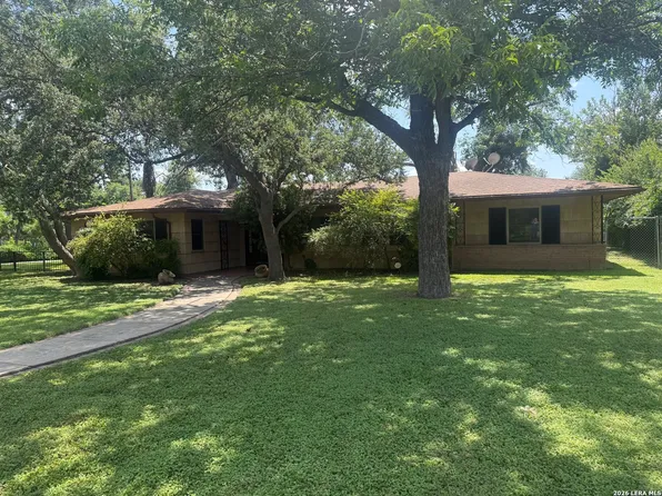 905 BLACK ST, Uvalde, TX 78801