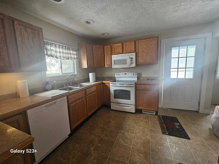 547 E Main St — Photo 2