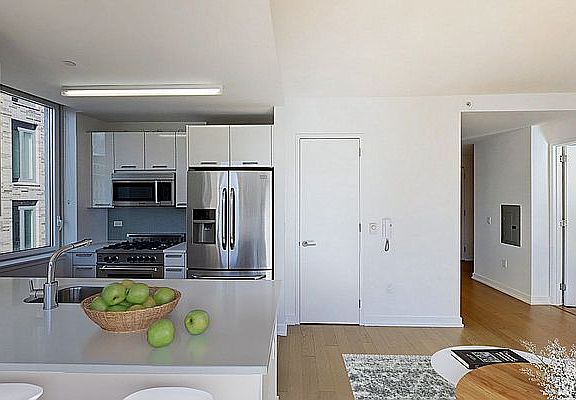 5th image of 227 W 77th St APT 10J