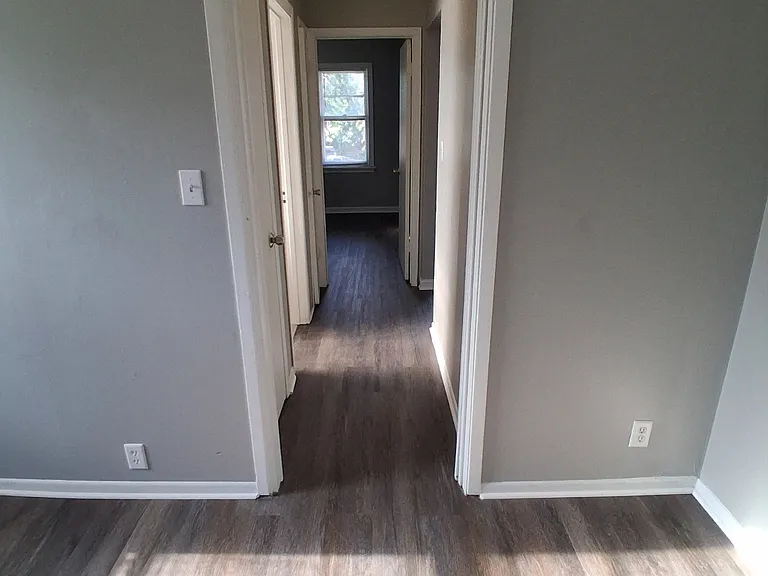 2605 W Victory Ln — Photo 6