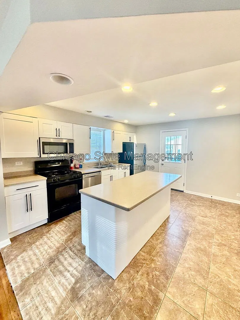 4 bed, 2.0 bath, 1423 sqft, $2,575 — Photo 4