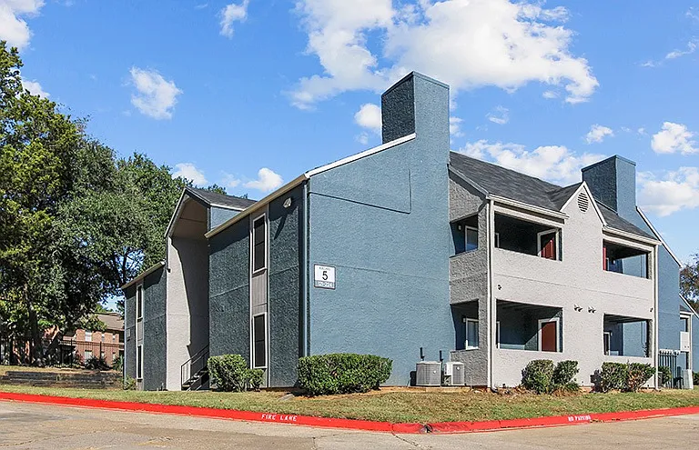 Hollytree Apartments — Photo 21