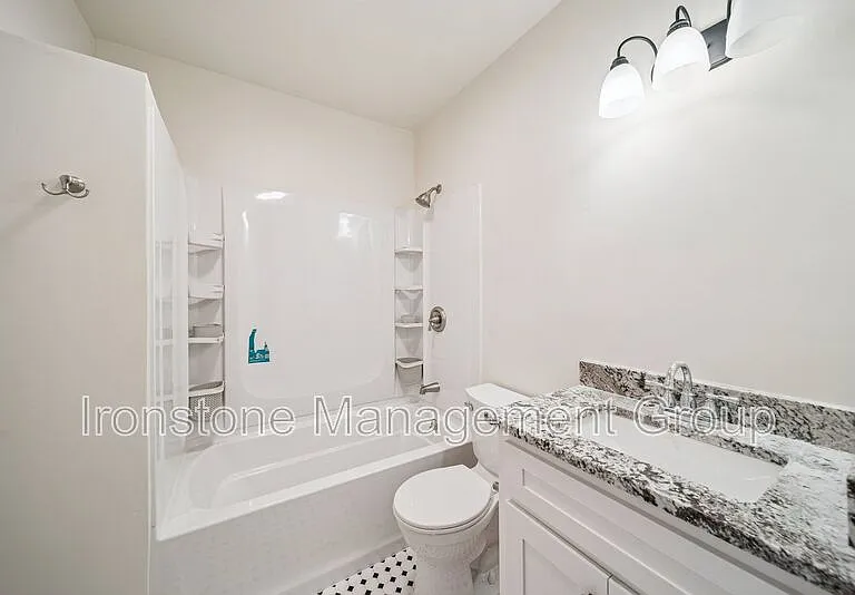 1435 S Peoria Ave — Photo 11