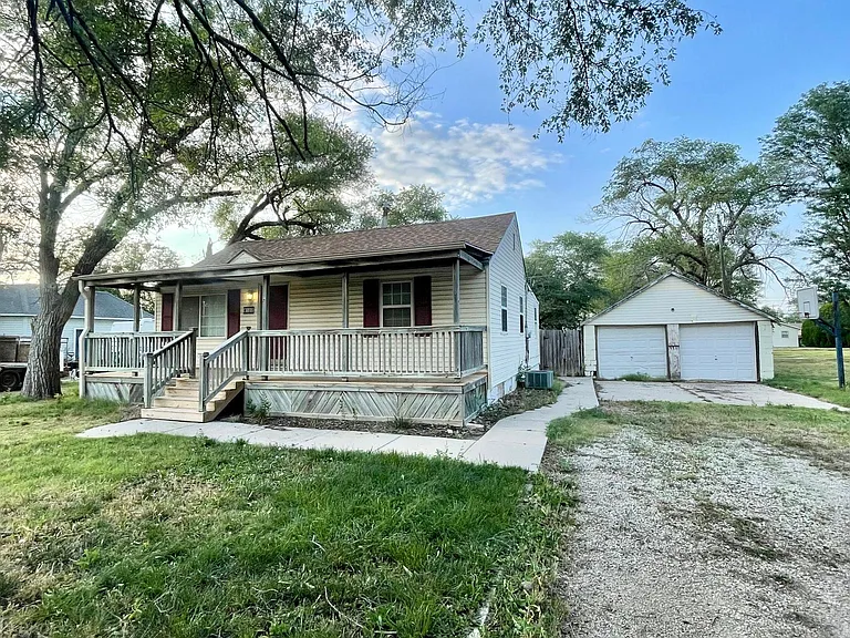 322 E Avenue D — Photo 2