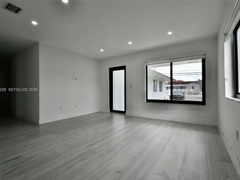 3018 SW 25th Ter #3018 — Photo 6