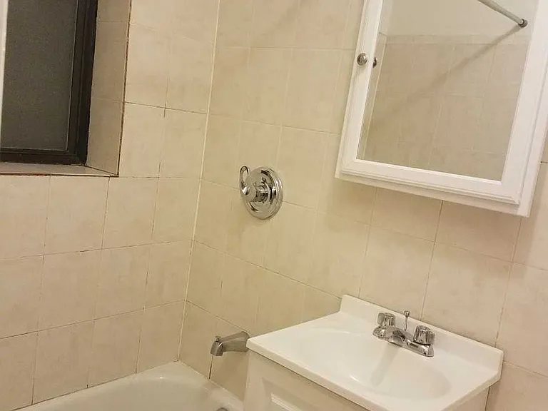531 W 48th St #15 — Photo 5