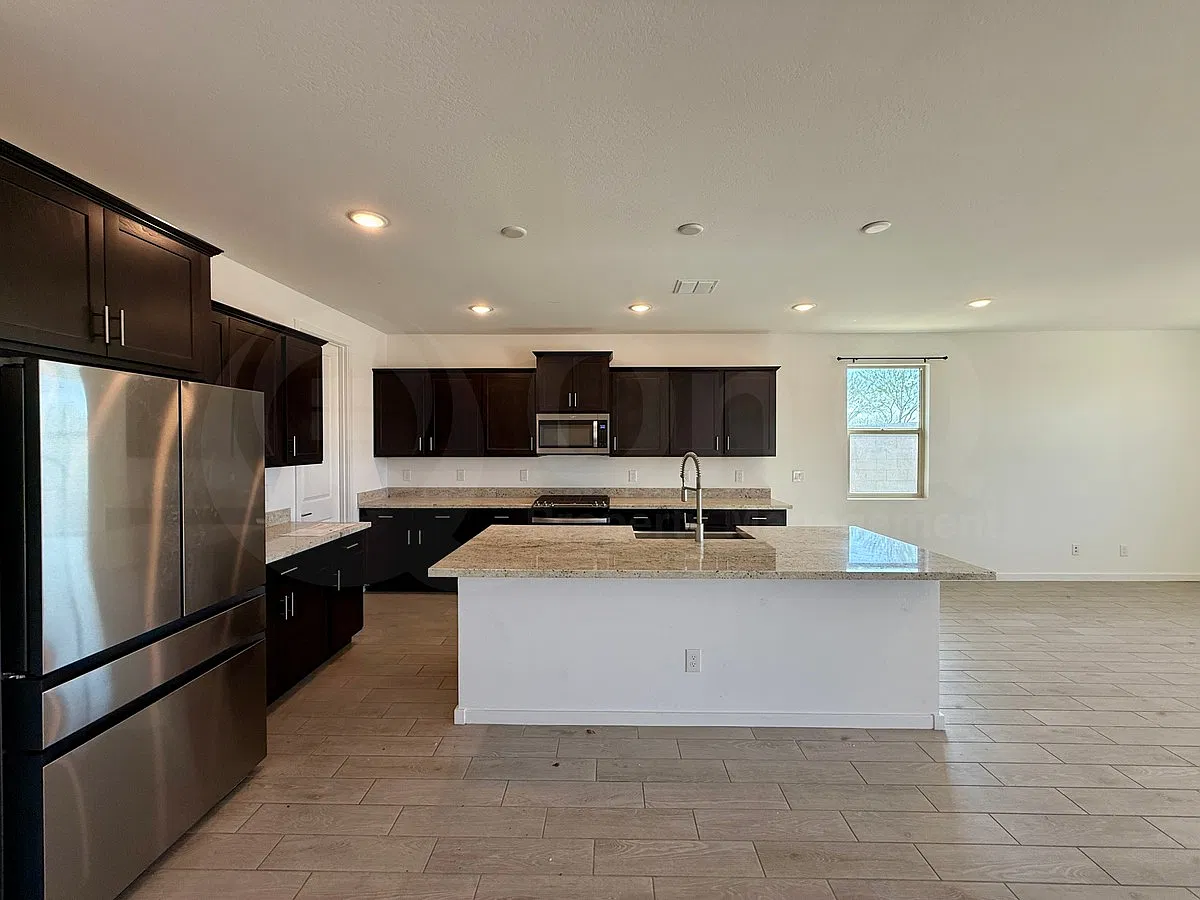 5 bed, 3.0 bath, 2413 sqft, $3,500 — Photo 4