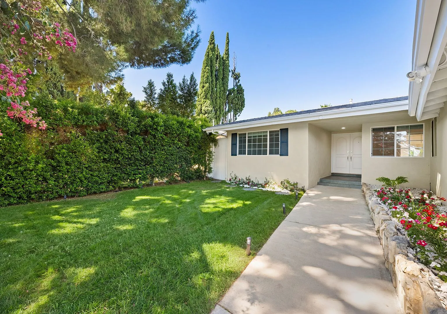 Renovated Tarzana Pool Home Near Ventura Boulevard — Photo 1